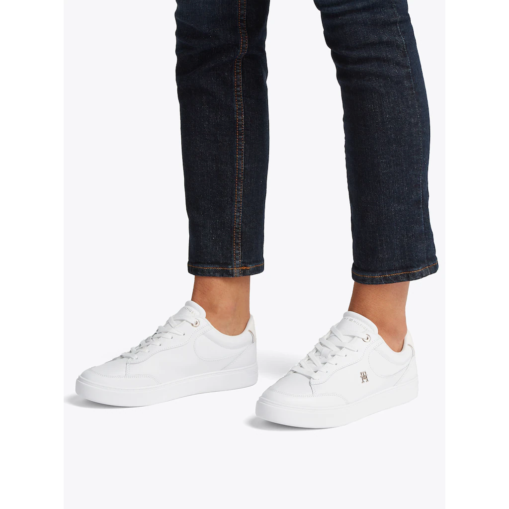 Tommy Hilfiger Plateausneaker »ESSENTIAL CHIC COURT SNEAKER« Freizeitschuh Schnürschuh Halbschuh mit TH-Schmuckelement online kaufen JETZT KAUFEN