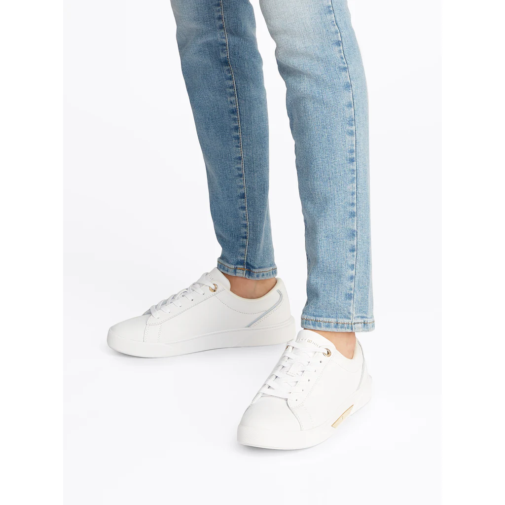 Tommy Hilfiger Plateausneaker »CHIC COURT SNEAKER« Freizeitschuh Halbschuh Schnürschuh goldfarbenes Schmuckelement ▷ für Auslauf