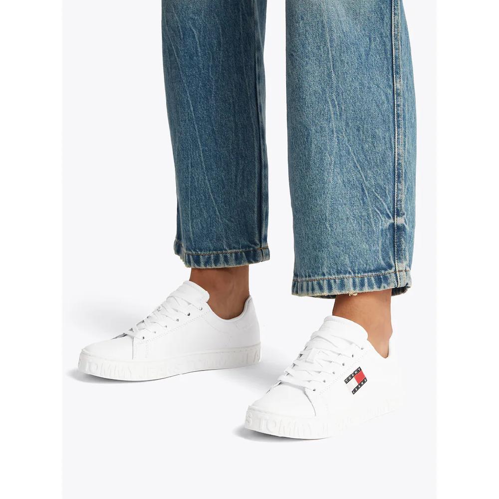 Tommy Jeans Plateausneaker »TJW LOGO OUTSOLE SNEAKER ESS« Freizeitschuh Halbschuh Schnürschuh mit seitlicher Logoflagge kaufen Blitzangebot