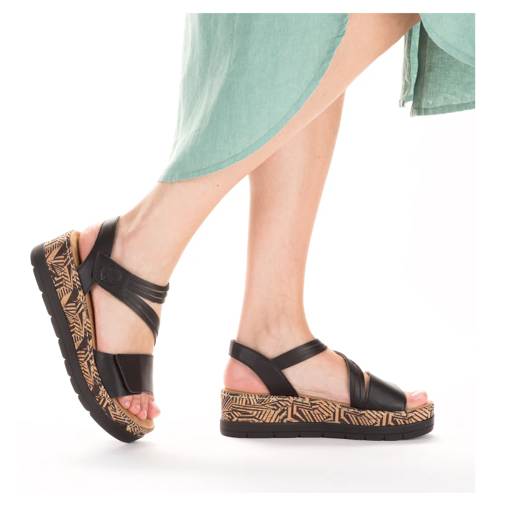 Rieker Keilsandalette Sommerschuh Sandale Keilabsatz mit gemusterter Plateausohle ▷ für Kostenlose Rückgabe